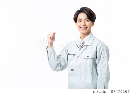 白バックの若い男性のエンジニア 白バックの若い男性のエンジニア 87470167