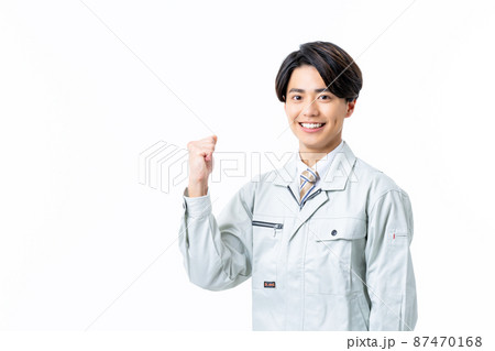 白バックの若い男性のエンジニア 白バックの若い男性のエンジニア 87470168