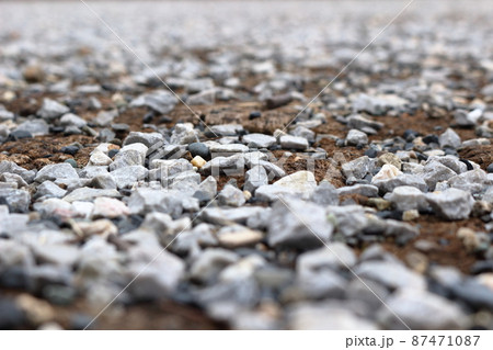砂利を敷き詰めた公園の通路 砂利を敷き詰めた公園の通路 87471087