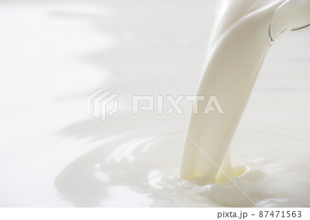 収穫した新鮮なミルクを注ぐ、牛乳 収穫した新鮮なミルクを注ぐ、牛乳 87471563