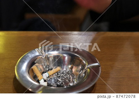 テーブルに置かれた灰皿 87472078