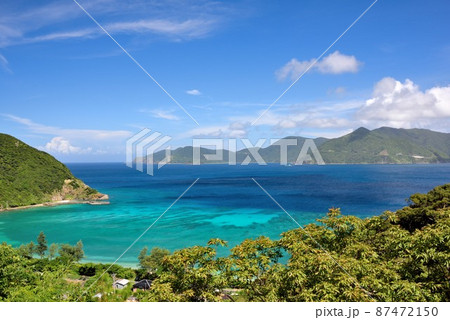 奄美大島　加計呂麻島　エメラルドブルーの実久海岸 87472150