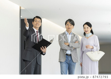 営業マンとミドルの夫婦 不動産内覧 イメージ 撮影協力「LINK FOREST」 営業マンとミドルの夫婦 不動産内覧 イメージ 撮影協力「LINK FOREST」 87472793