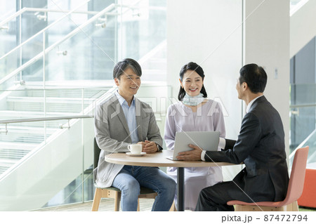 ミドルの夫婦と営業マン　撮影協力「LINK FOREST」 87472794