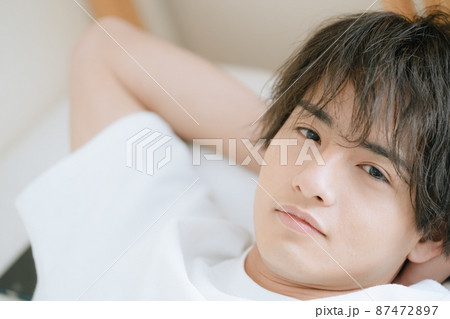寝起きの若い男性 87472897