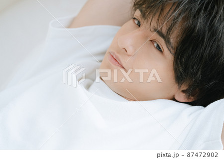 寝起きの若い男性 87472902