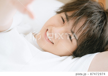 目覚めた若い男性 目覚めた若い男性 87472974
