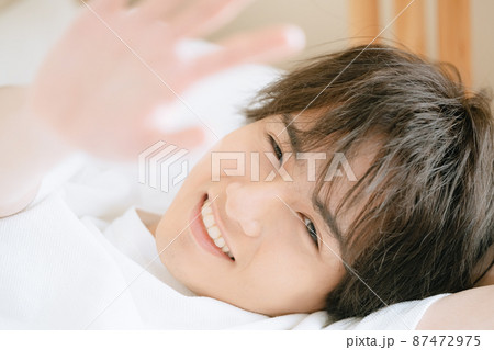 目覚めた若い男性 目覚めた若い男性 87472975