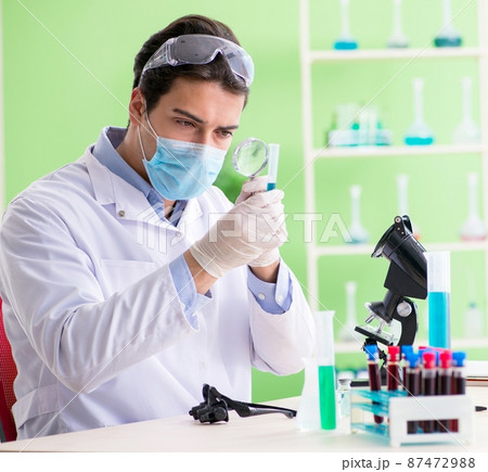Man chemist working in the lab 87472988
