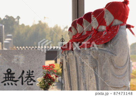 墓地の記念碑と六地蔵さま 87473148