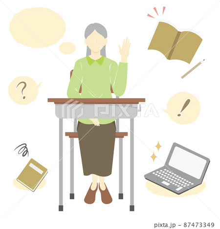 勉強中に質問のため挙手をしているシニア女性 87473349