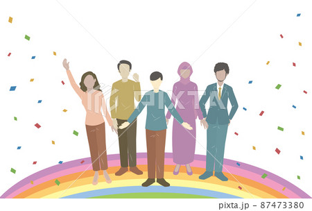 ダイバーシティ、多様性を表した虹の上に立つ多国籍な人物 87473380