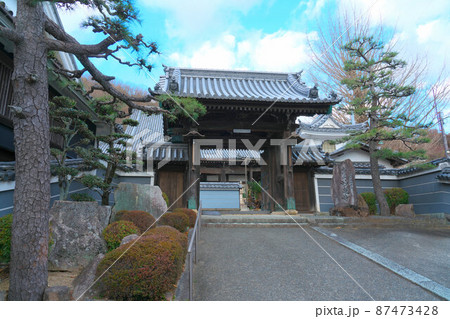 坂越にある妙道寺の山門 兵庫県赤穂市 坂越にある妙道寺の山門 兵庫県赤穂市 87473428