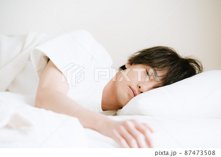 寝起きの若い男性 87473508