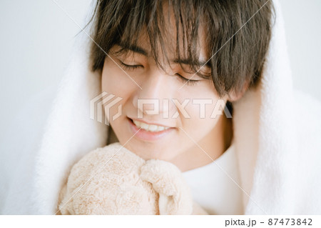ぬいぐるみと若い男性 87473842