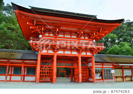 早春に参拝した京都市の世界遺産下鴨神社の楼門 早春に参拝した京都市の世界遺産下鴨神社の楼門 87474263