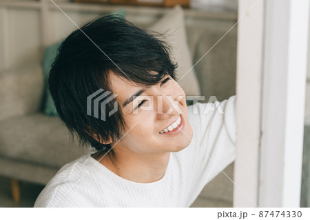 窓を掃除する若い男性 窓を掃除する若い男性 87474330