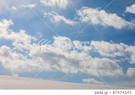 【北海道美瑛町】雪原と青空と積雲 【北海道美瑛町】雪原と青空と積雲 87474345