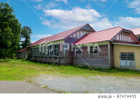 北海道の廃校になった小学校の体育館 87474455