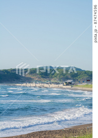 白波が立つ春の海岸線 87474596