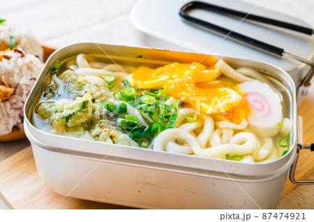 メスティンで作った卵入り菜の花天うどん メスティンで作った卵入り菜の花天うどん 87474921