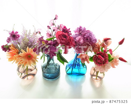 さまざまな花器とさまざまな花たち。 87475325