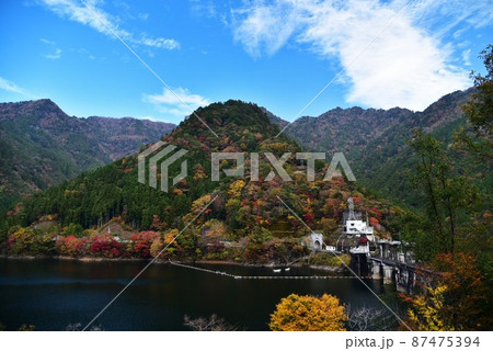 吉野川上流 長沢ダム湖の紅葉 吉野川上流 長沢ダム湖の紅葉 87475394