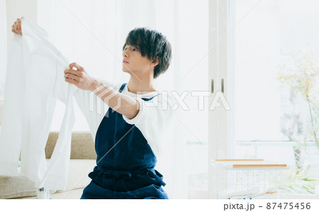 アイロンをかける若い男性 アイロンをかける若い男性 87475456