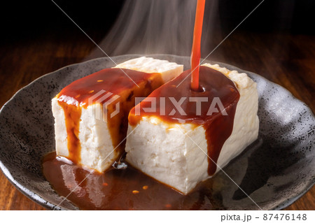 豆腐に味噌だれをかける。 豆腐に味噌だれをかける。 87476148