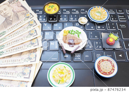 黒いキーボードとたくさんの1万円札とたくさんの料理のミニチュア 黒いキーボードとたくさんの1万円札とたくさんの料理のミニチュア 87476234