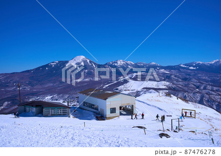 冬の長野県の車山山頂から車山展望リフト山頂駅と北八ヶ岳を見る 87476278