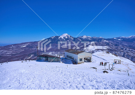 冬の長野県の車山山頂から車山展望リフト山頂駅と北八ヶ岳を見る 87476279