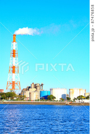 四日市市、工場施設が林立するコンビナートの風景 四日市市、工場施設が林立するコンビナートの風景 87476858