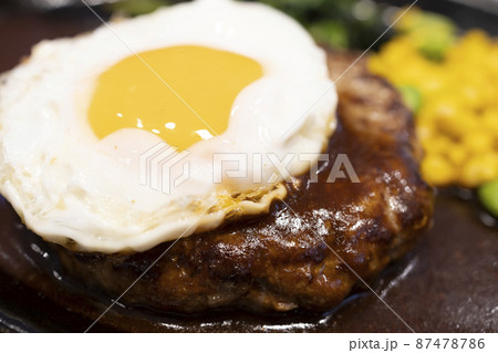 美味しい目玉焼のせハンバーグ 87478786