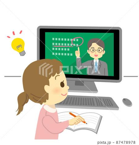 イラスト素材:パソコン画面を見てオンライン授業を先生から受ける笑顔の小学生（女の子/電球マーク） 87478978