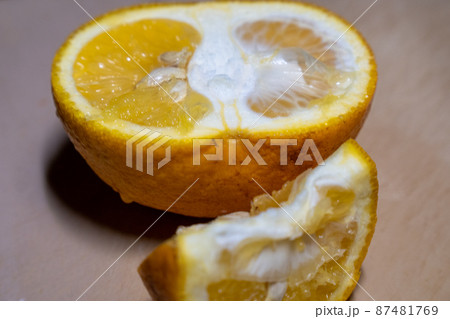 まな板の上でカットした甘夏みかん(オレンジ)2 まな板の上でカットした甘夏みかん(オレンジ)2 87481769