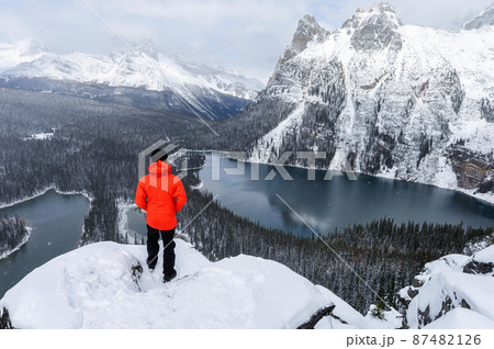 Traveler standing on Opabin Plateau with lake O'hara in snowing day at Yoho national park 87482126