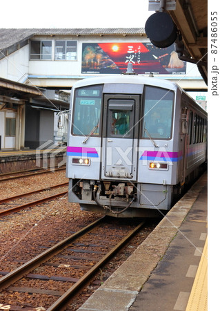 JR芸備線の三次駅とキハ120形車両 87486055