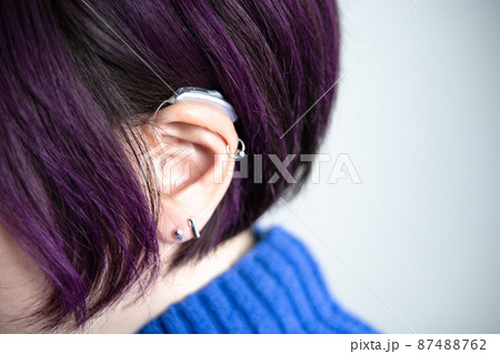 補聴器をしたおしゃれな女性 補聴器をしたおしゃれな女性 87488762