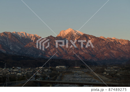 北杜市武川町、南アルプスの山並みと大武川 87489275