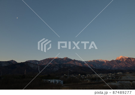 北杜市武川町、南アルプスの山並みに月齢22.9下弦の月 87489277