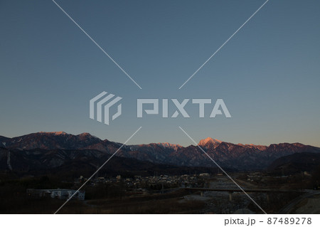 北杜市武川町、明け行く南アルプスの山並み 87489278