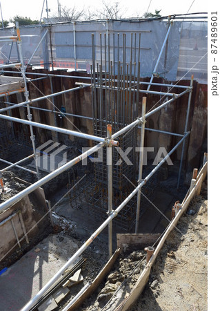 施工中のビル基礎工事現場 87489601
