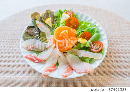 鯛とサーモンの刺し身 87491523