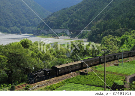 大河大井川を横目に力走するC56形蒸気機関車牽引の「SLかわね路」_2013/8/16撮影 87491913