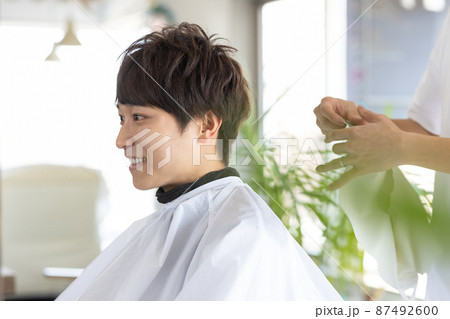 ヘアカットしてもらう男性 ヘアカットしてもらう男性 87492600