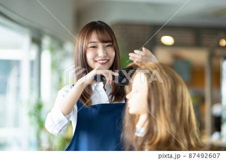 ヘアカットの練習をする女性 ヘアカットの練習をする女性 87492607