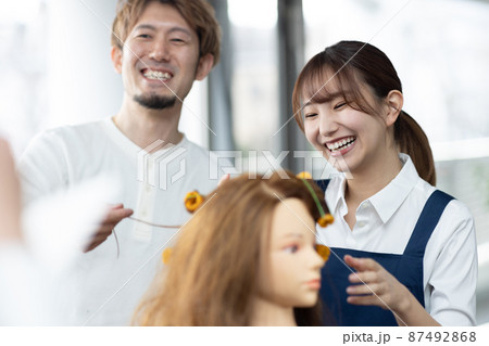 パーマの練習をする女性 パーマの練習をする女性 87492868