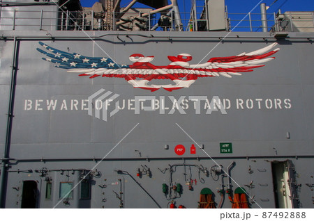 アメリカ海軍の強襲揚陸艦LHD-8マキン・アイランド(艦橋の国旗デザイン) アメリカ海軍の強襲揚陸艦LHD-8マキン・アイランド(艦橋の国旗デザイン) 87492888