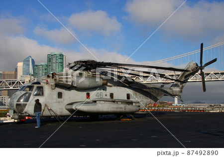 アメリカ海兵隊のCH-53E「スーパースタリオン」ヘリコプター側面 87492890